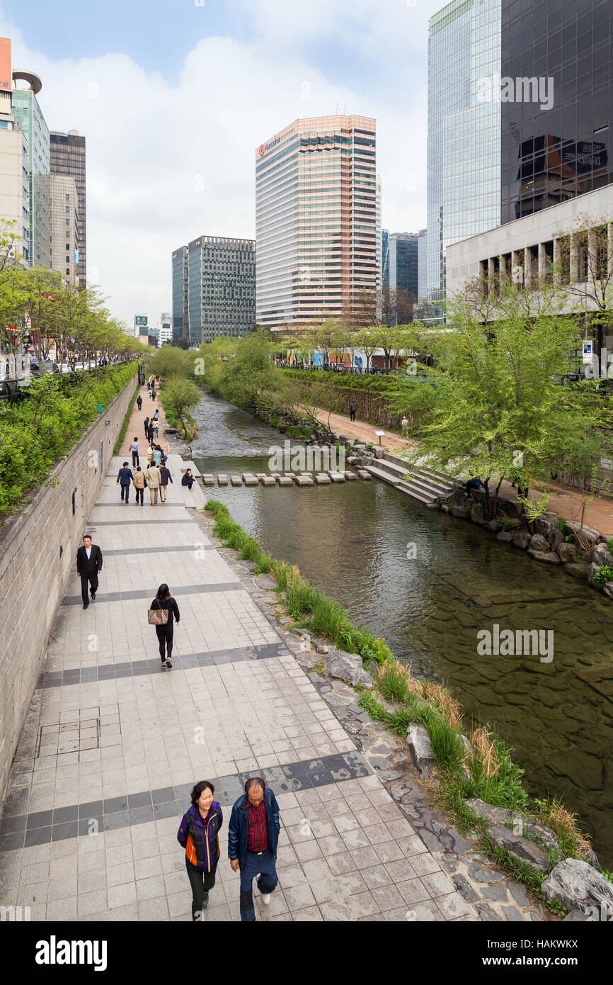 Les gens le long de la Cheonggyecheon Stream et immeubles de bureaux modernes à Séoul, Corée du Sud. Banque D'Images