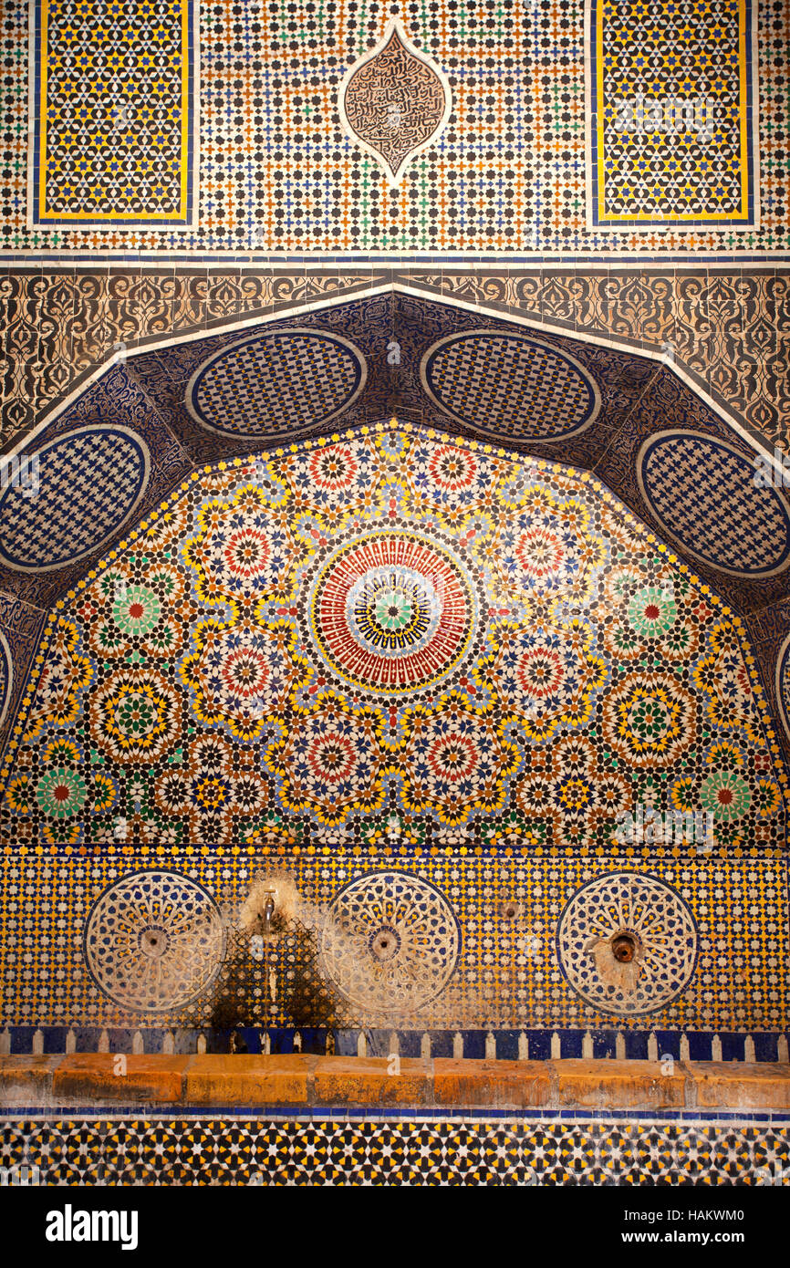 Fontaine à l'intérieur de la Médina de Fès, Maroc. Banque D'Images