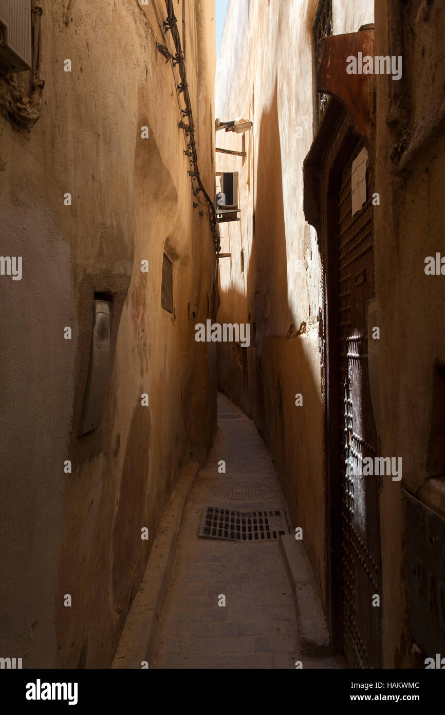 Une rue étroite à l'intérieur de la médina de Fès, Maroc. Banque D'Images