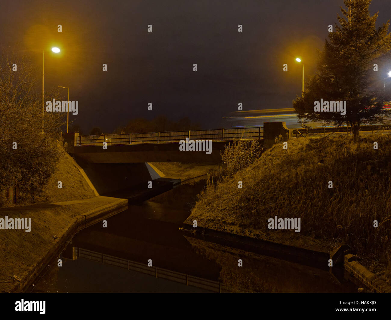 Bus de nuit canal lock bridge suite flou et canal de Clyde, Glasgow Banque D'Images