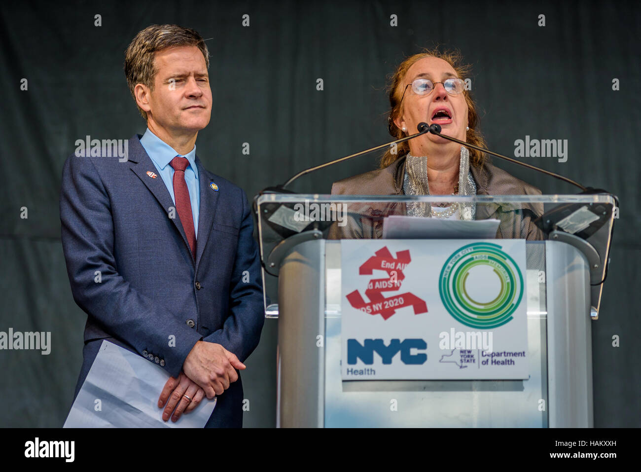 New York, États-Unis. 06Th Dec 2016. Le sénateur NYS Brad Hoylman et Manhattan Président Gale A. Brewer - des dirigeants communautaires, des militants et des élus se sont réunis pour une journée mondiale de lutte contre le sida et du programme de la cérémonie d'inauguration officielle de la ville de New York AIDS Memorial Park à St Vincent's Triangle. L'événement était organisé par la New York City Memorial SIDA Conseil d'administration et des représentants du SIDA Fin 2020, le NEW YORK New York City Department of Health and Mental Hygiene, et le New York State Department of Health. Crédit : Erik McGregor/Pacific Press/Alamy Live News Banque D'Images