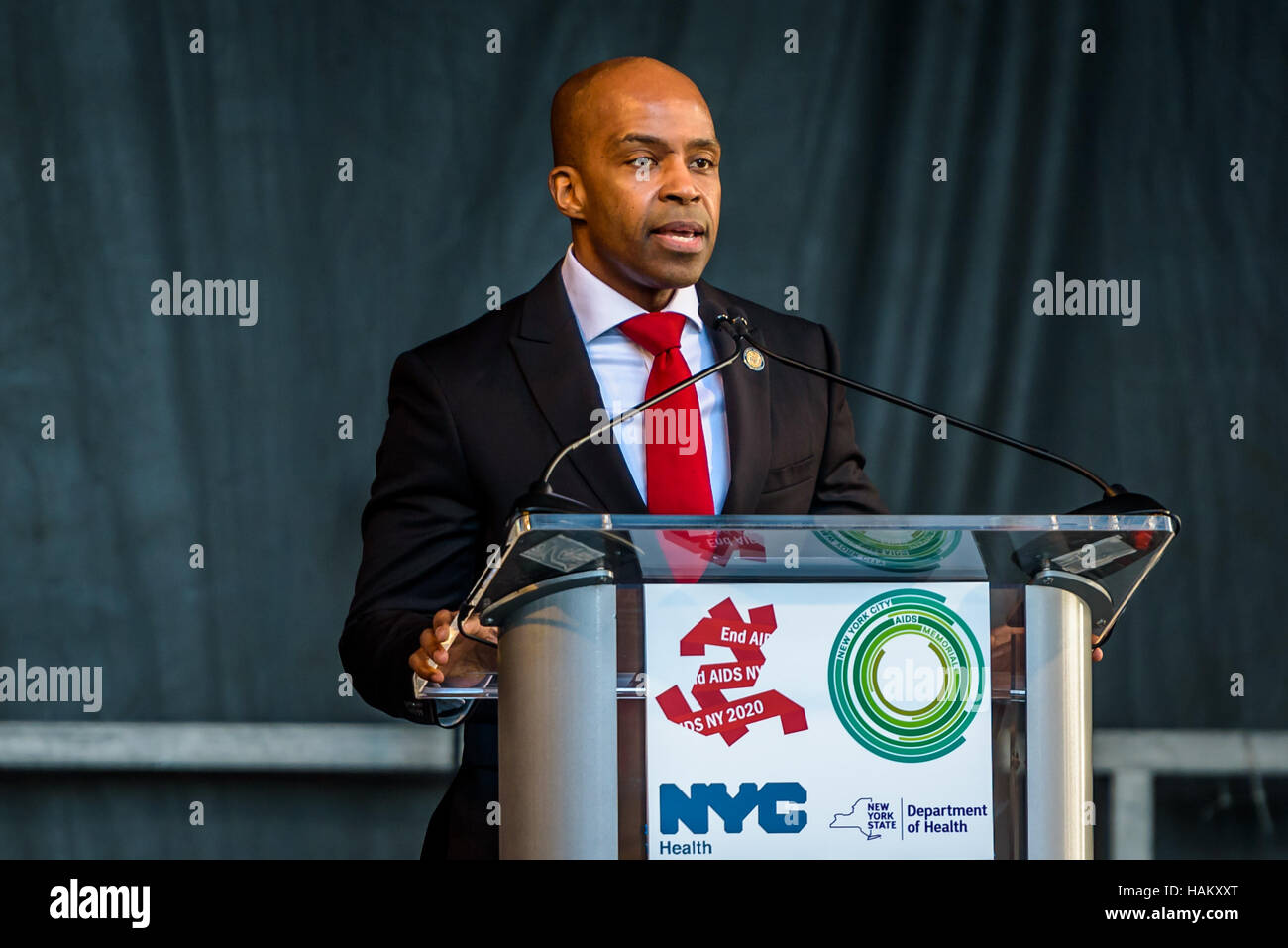 New York, États-Unis. 06Th Dec 2016. Des dirigeants communautaires, des militants et des élus se sont réunis pour une journée mondiale de lutte contre le sida et du programme de la cérémonie d'inauguration officielle de la ville de New York AIDS Memorial Park à St Vincent's Triangle. L'événement était organisé par la New York City Memorial SIDA Conseil d'administration et des représentants du SIDA Fin 2020, le NEW YORK New York City Department of Health and Mental Hygiene, et le New York State Department of Health. Crédit : Erik McGregor/Pacific Press/Alamy Live News Banque D'Images