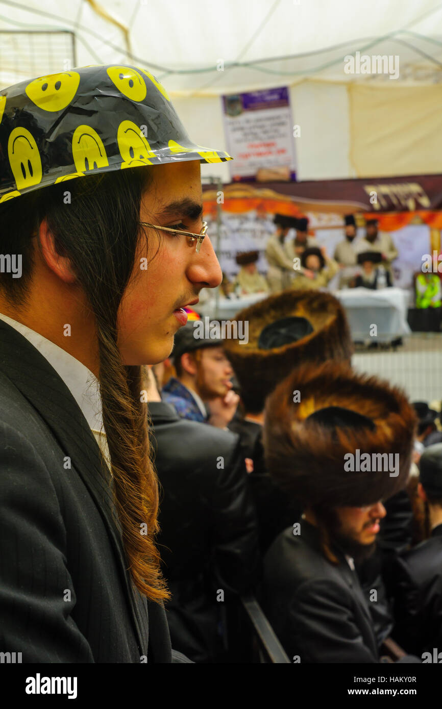 Jérusalem, Israël - 25 mars 2016 : une foule et leur Rabbin, partie d'une célébration de la fête juive de Pourim, dans le quartier ultra-orthodoxe Mea Banque D'Images