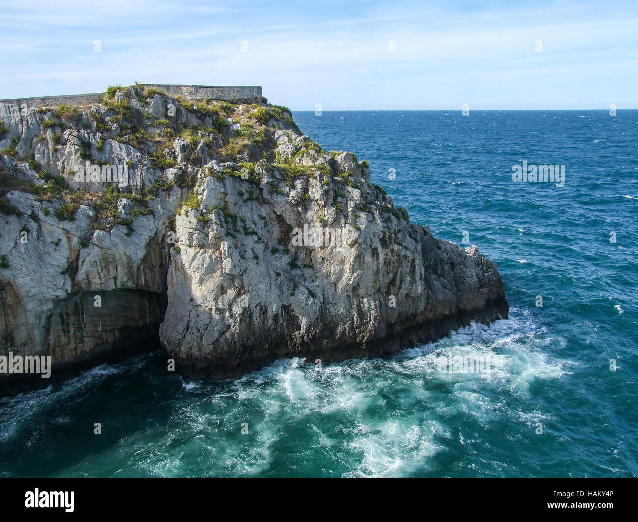 La Mer Cantabrique se plante dans les rochers de la côte Banque D'Images