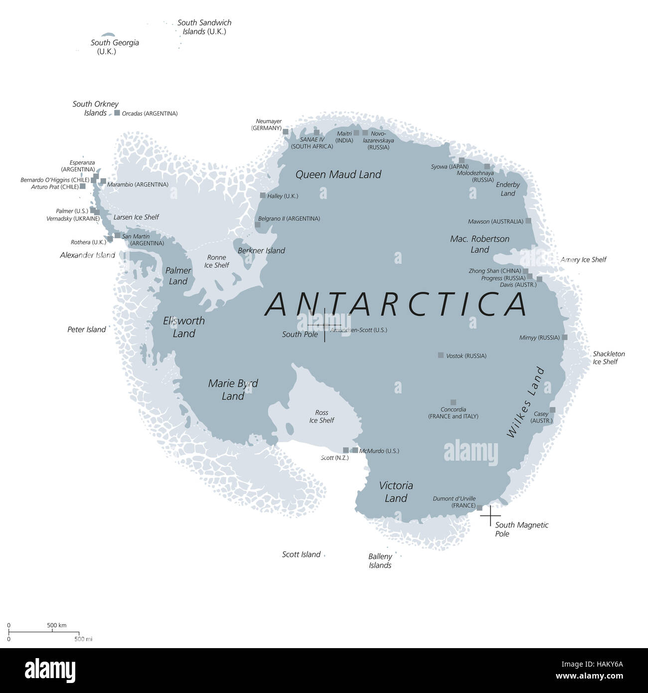 Carte politique de l'Antarctique avec pôle Sud magnétique et géographique, stations de recherche scientifique et des tablettes. L'étiquetage en anglais. Banque D'Images