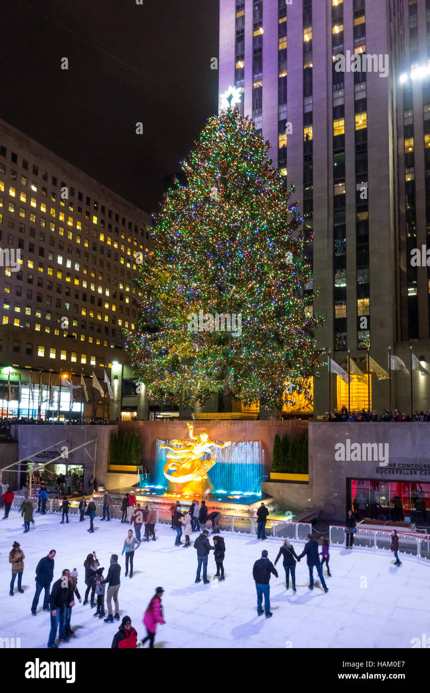 Sapin de Noël géant à la patinoire du Rockefeller Center à New York City Banque D'Images