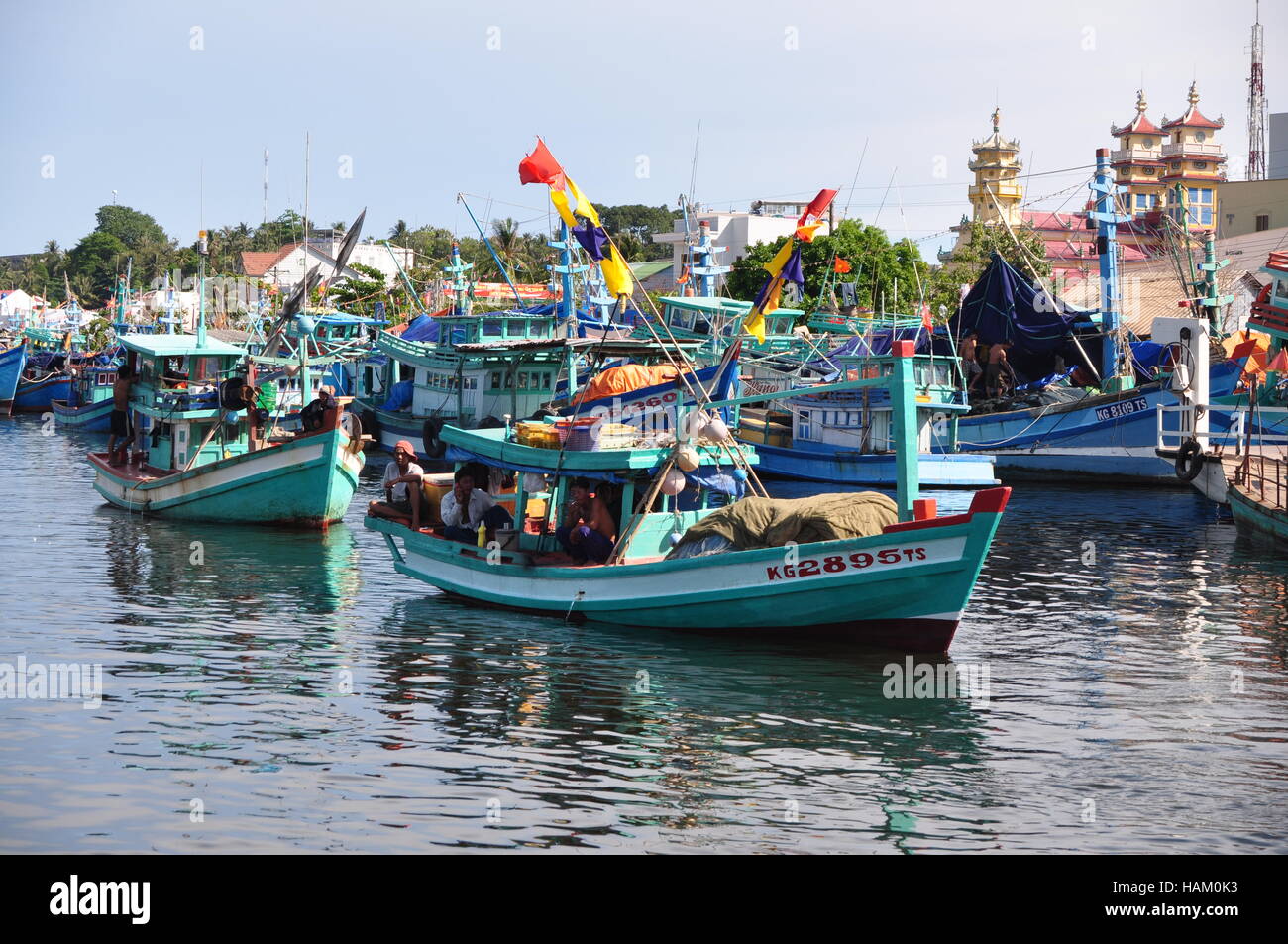 Bateaux de pêche sur la rivière Duong Dong, Phu Quoc, Vietnam Banque D'Images