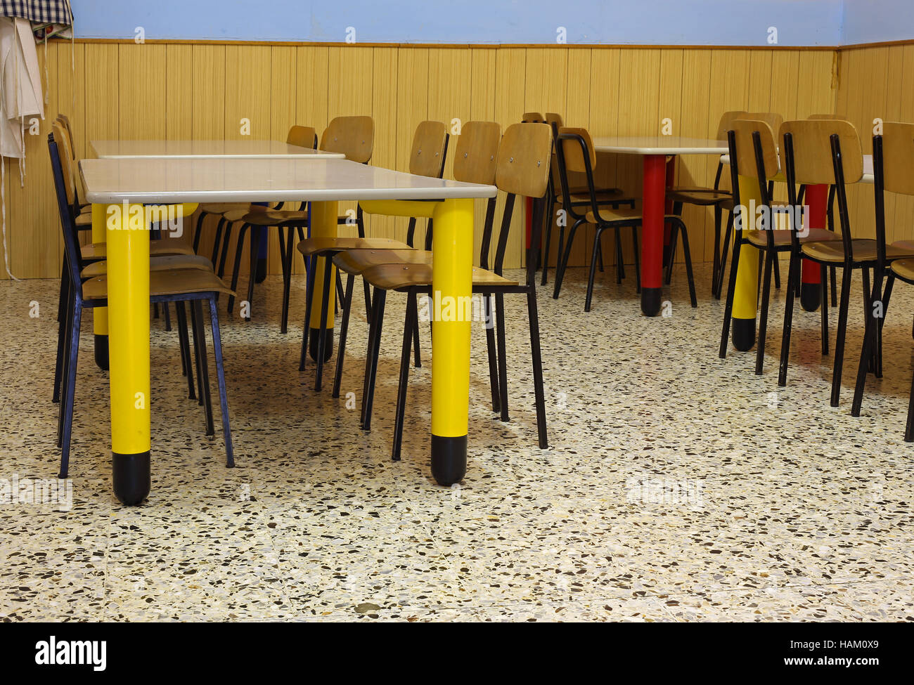 Tables et chaises couleur réfectoire dans une école maternelle Banque D'Images