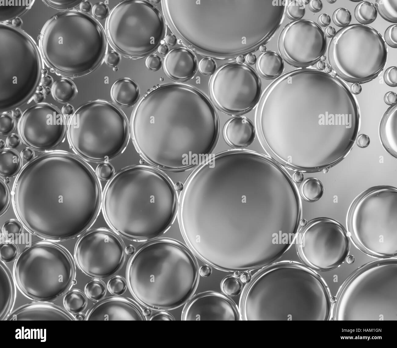 Bulles d'eau lumière abstraite sur l'éclairage noir et blanc Banque D'Images