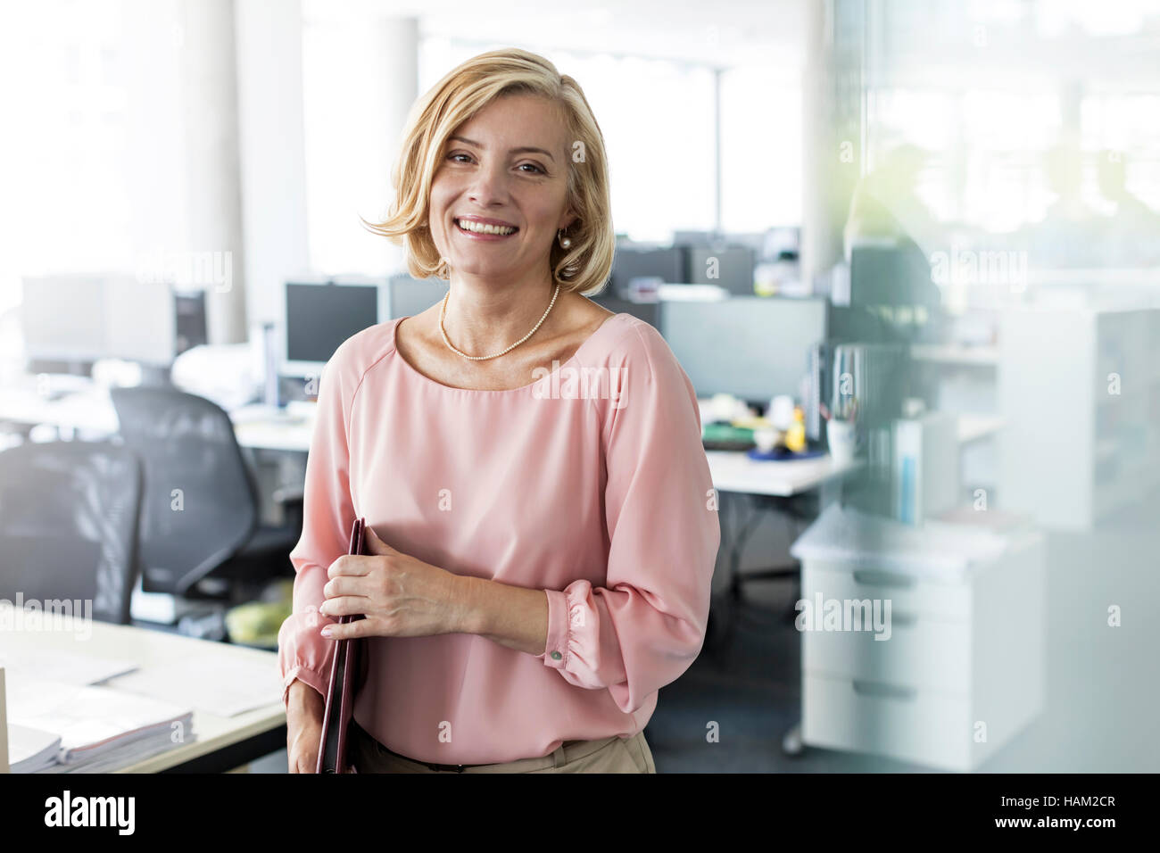 Portrait of smiling businesswoman in office Banque D'Images