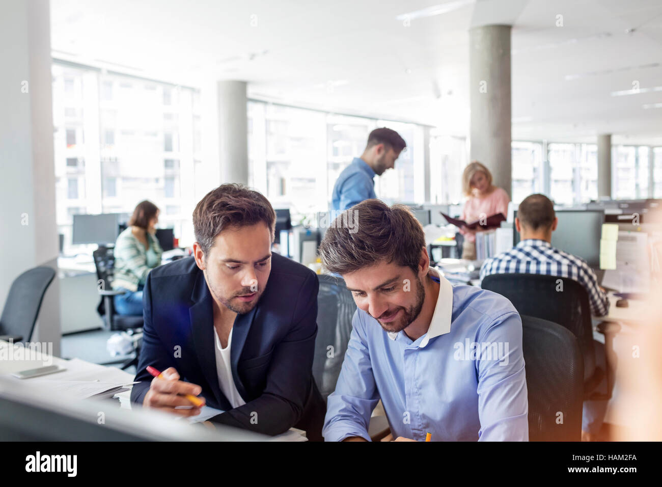 Hommes d'working at desk in office Banque D'Images