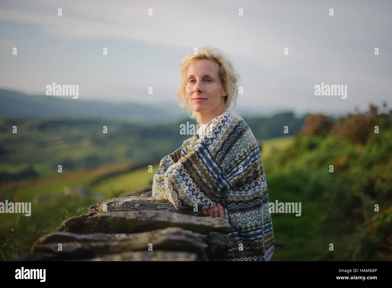 Une femme donne à la nature Banque D'Images