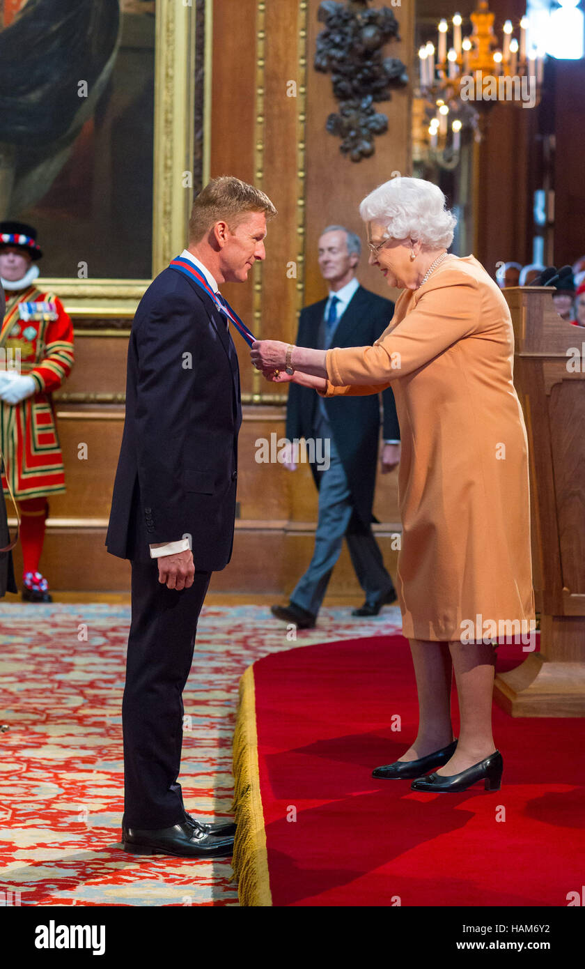 Tim astronaute Peake est fait Compagnon de l'Ordre de St Michel et St George par la reine Elizabeth II lors d'une cérémonie au Château de Windsor. Banque D'Images