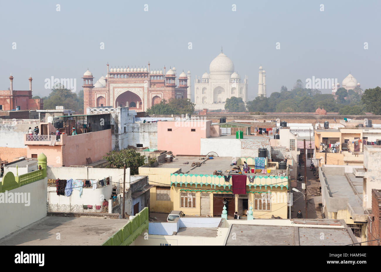 AGRA, INDE - 1 janvier 2015 : vue sur l'horizon à travers les toits résidentiels vers le Taj Mahal sur un jour brumeux. Banque D'Images