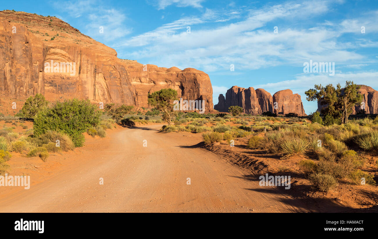 Route de terre dans la région de Monument Valley, Navajo Nation, Arizona, USA Banque D'Images