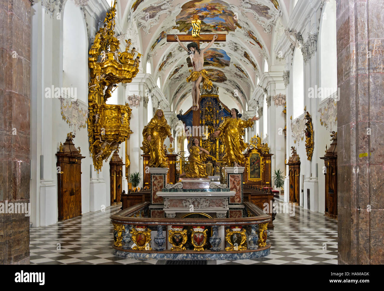 Tombe de l'Autriche, avec Fürstengruft crucifixion idoles, Stift Stams Abbaye cistercienne, Stams, Tyrol, Autriche Banque D'Images