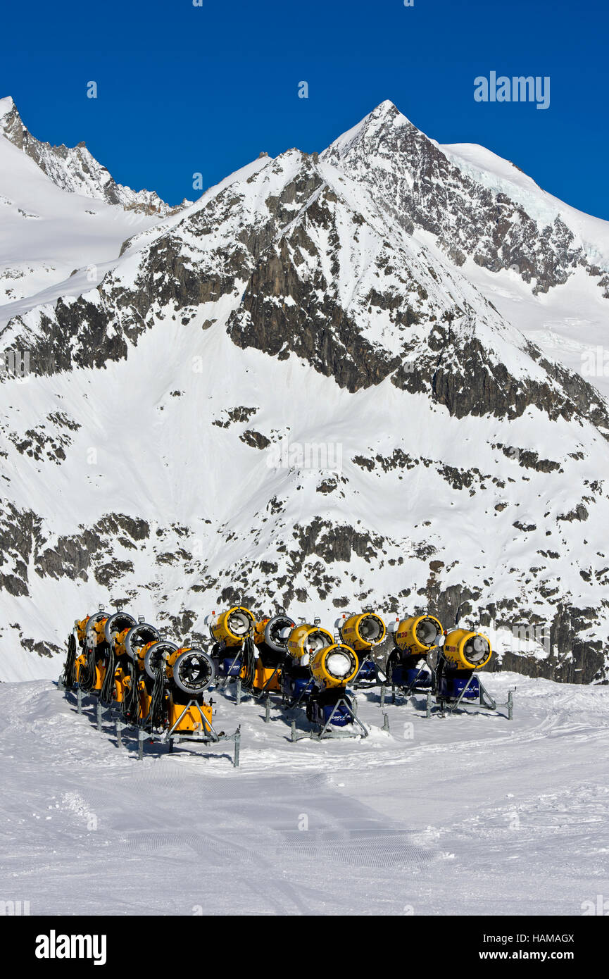 Canons à neige sur la piste de ski, station de ski Aletsch Arena, Bettmeralp, Valais, Suisse Banque D'Images