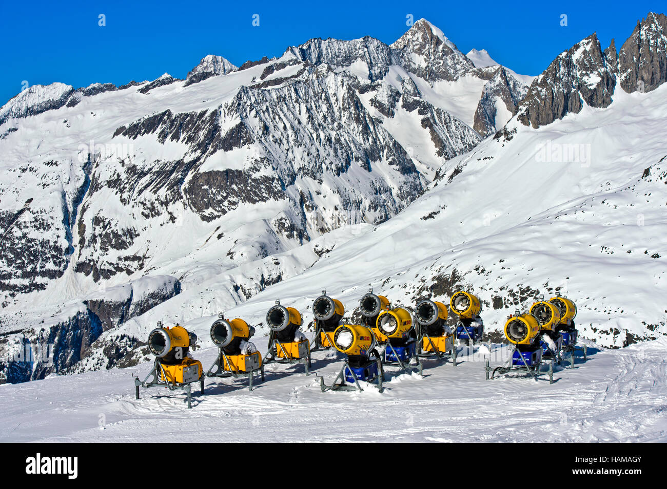 Canons à neige sur la piste de ski, station de ski Aletsch Arena, Bettmeralp, Valais, Suisse Banque D'Images