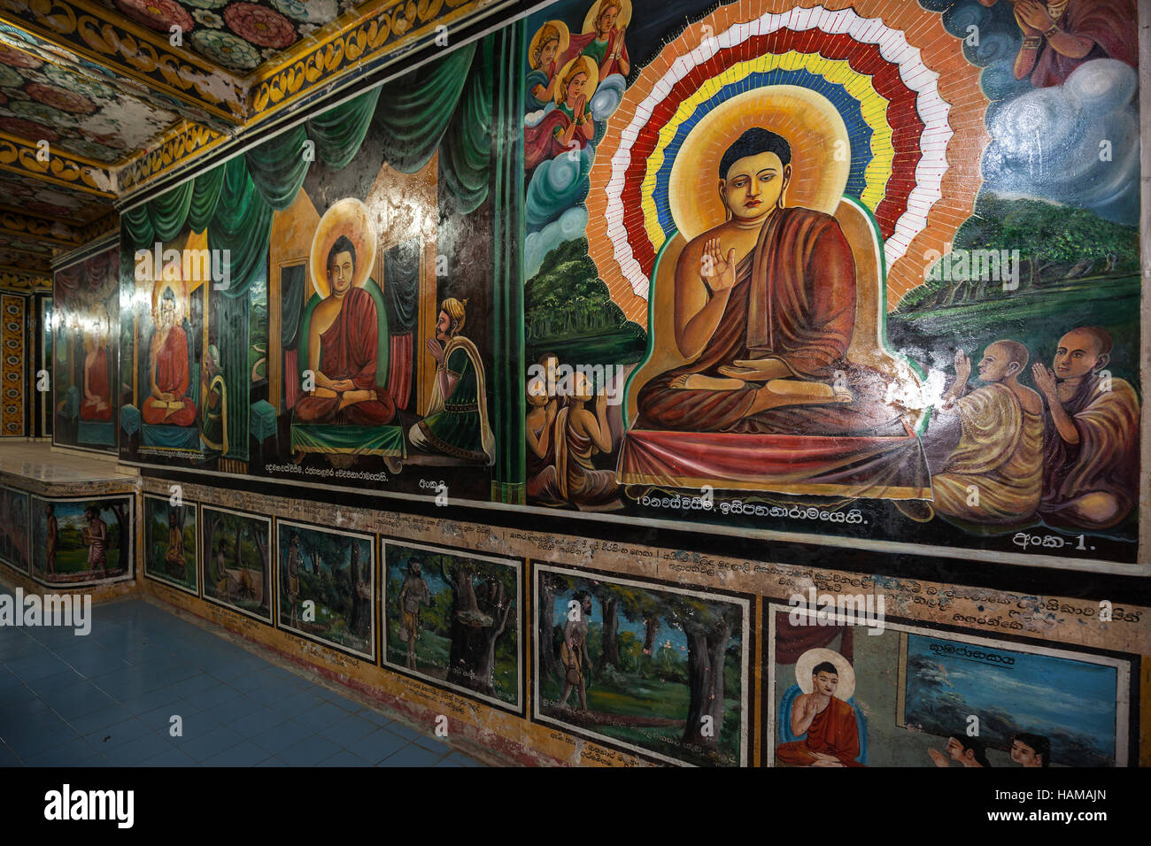 Gallery, des murales, des scènes de Bouddha, Temple Weherahena, Matara, Province du Sud, Sri Lanka Banque D'Images