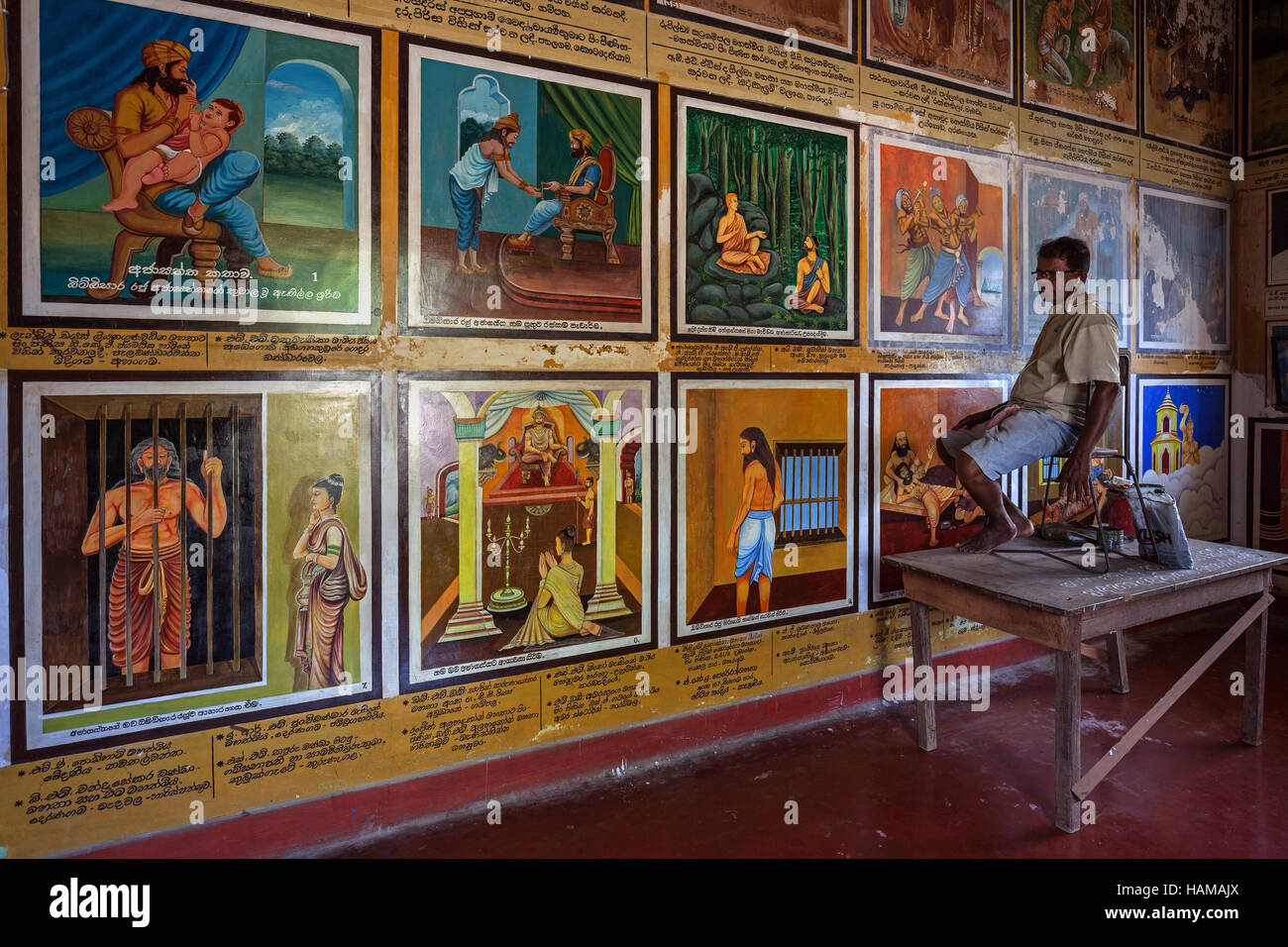 La restauration des peintures murales, homme cinghalais des scènes de la vie de Bouddha, Temple Weherahena, Matara, Province du Sud, Sri Lanka Banque D'Images