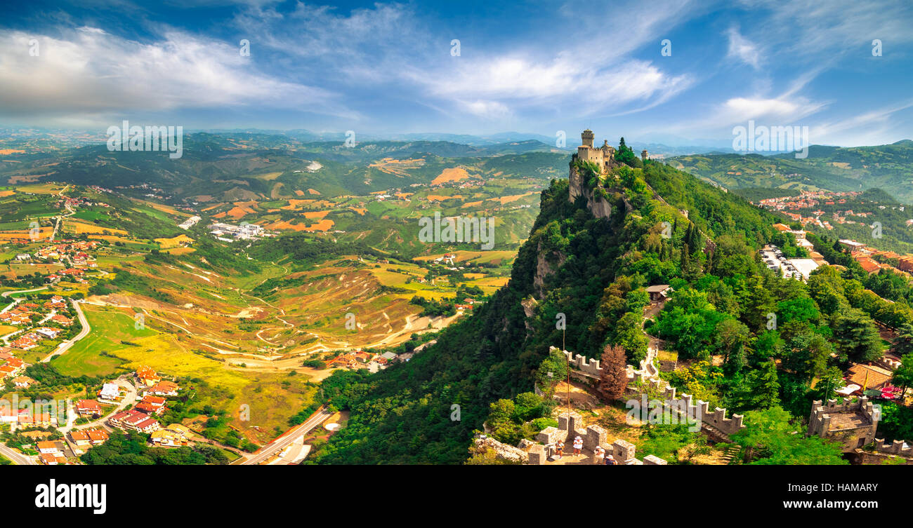 Vue panoramique du château de Saint-Marin, en couleurs d'automne. Banque D'Images