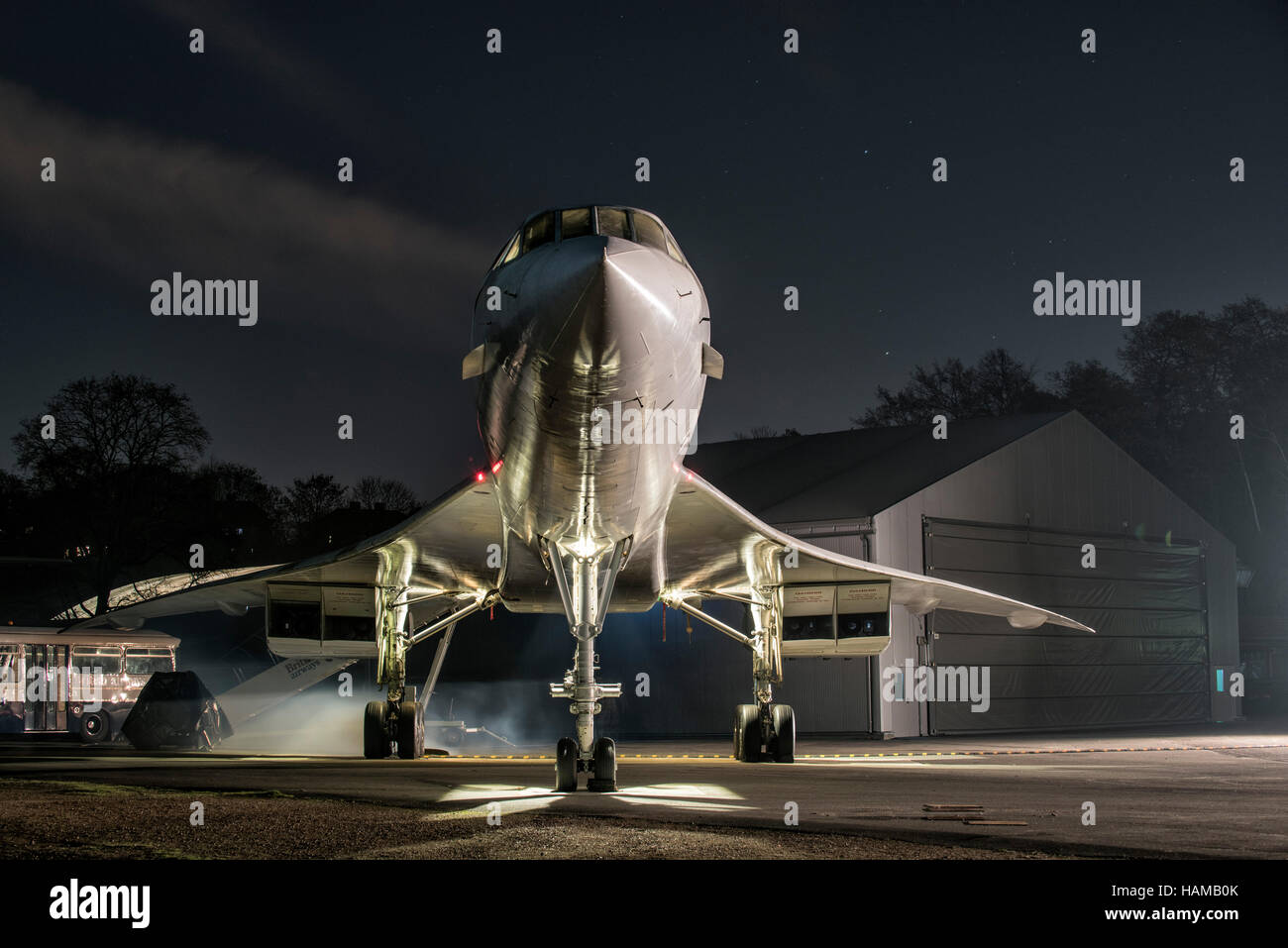 Avion de ligne supersonique à la retraite Concorde G-BBDG de nuit à la Brooklands Museum près de Weybridge Banque D'Images