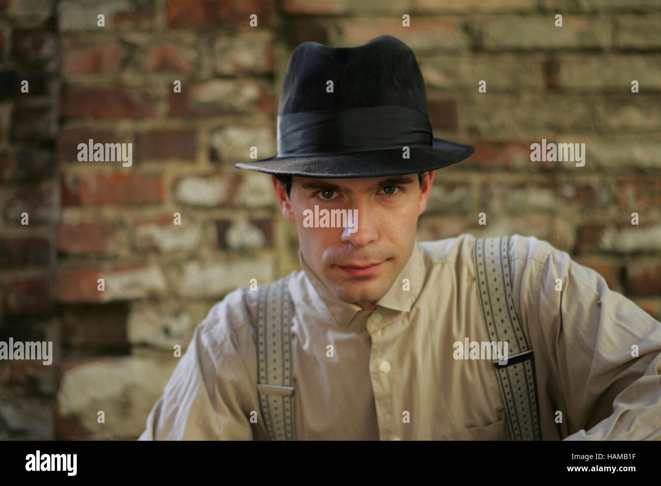 Portrait d'un jeune homme de style années 1920 avec chapeau, chemise,  bretelles Photo Stock - Alamy