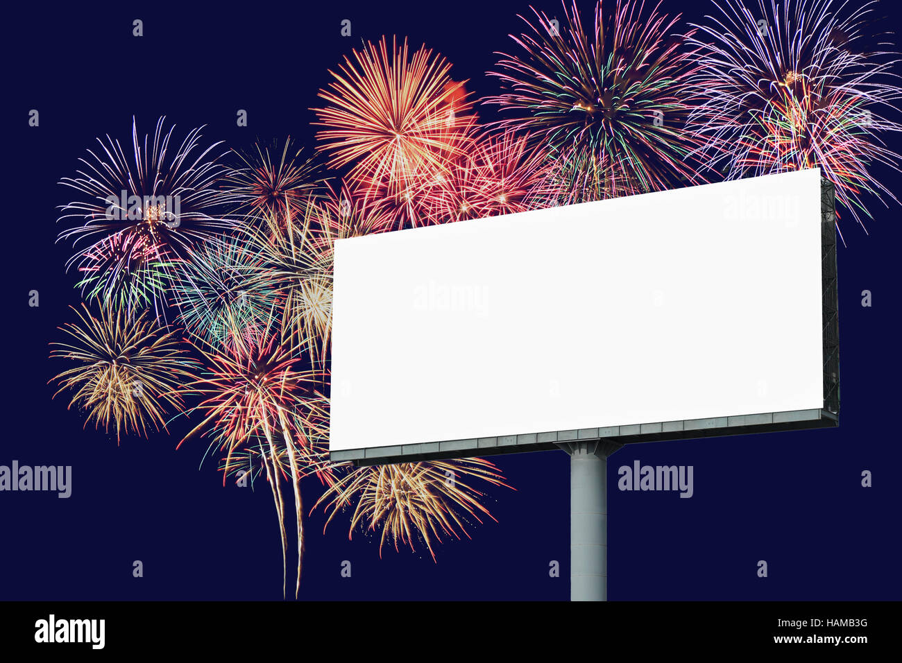 Blank billboard pour célébrer avec l'arrière-plan d'artifice publicité Banque D'Images