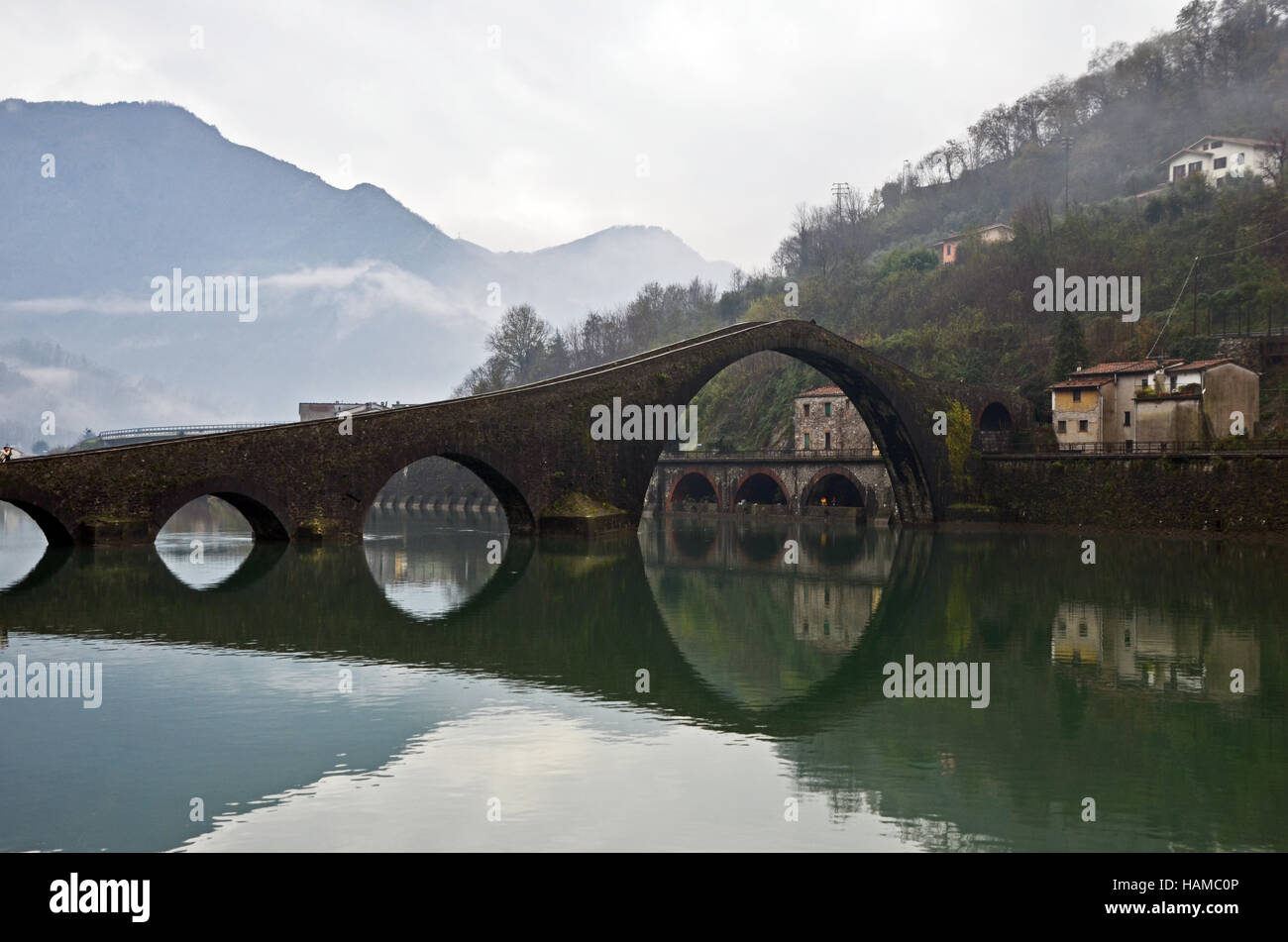 Ponte della Maddalena - le pont de Marie de Magdala - communément appelé le Pont du Diable, Lucca, Toscane, Italie Banque D'Images