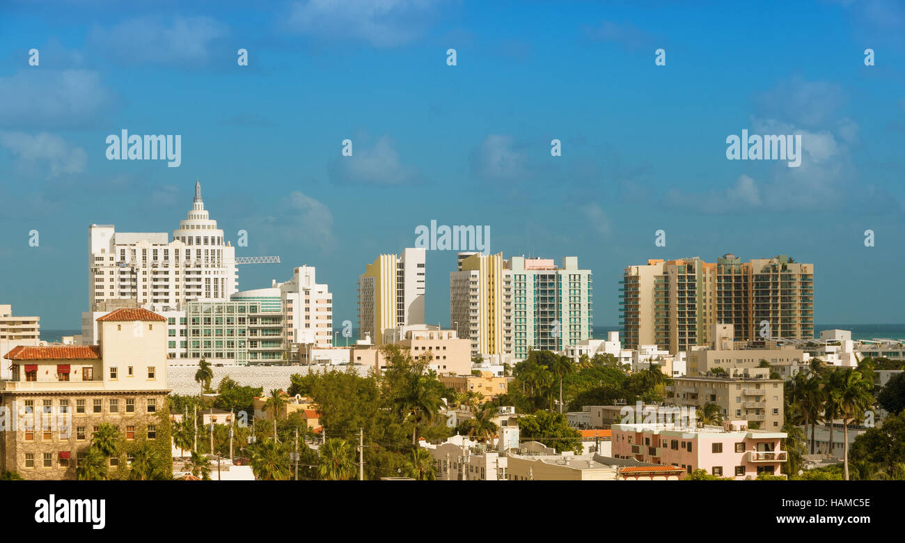 La vue sur les bâtiments à South Beach, Miami Beach, Floride, USA, à partir de la partie ouest de la ville. Banque D'Images