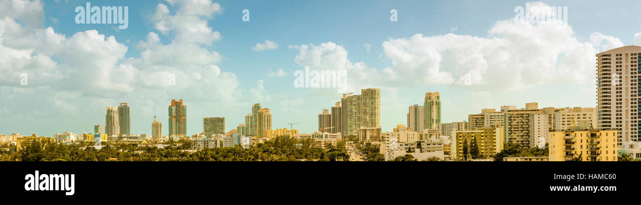 Vue panoramique tourné de gratte-ciel à South Beach, Miami Beach, Floride, USA. Banque D'Images