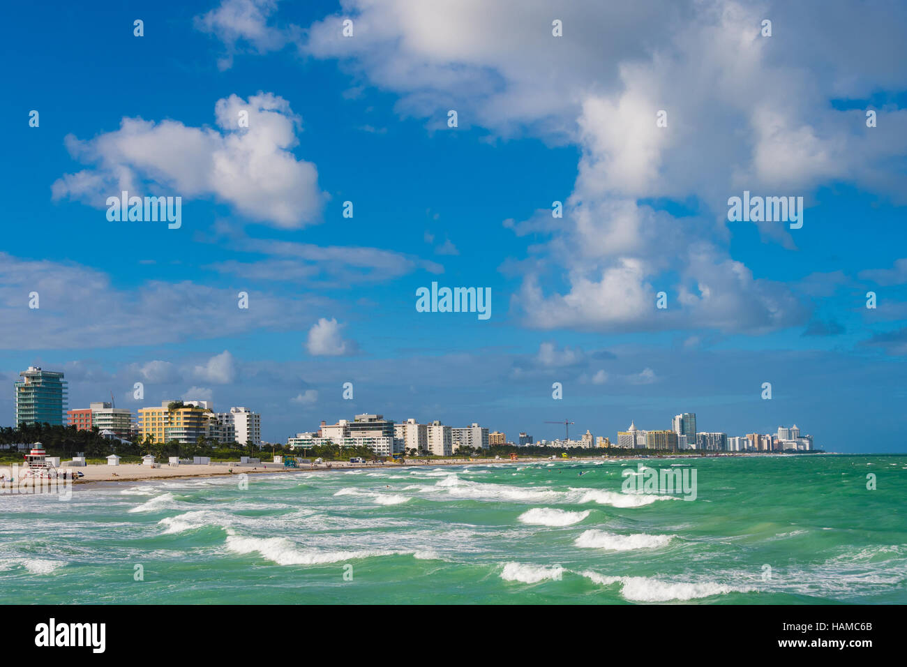 La vue sur South Beach à Miami Beach, Floride, USA, à partir de la jetée de South Pointe Park South Pointe. Banque D'Images