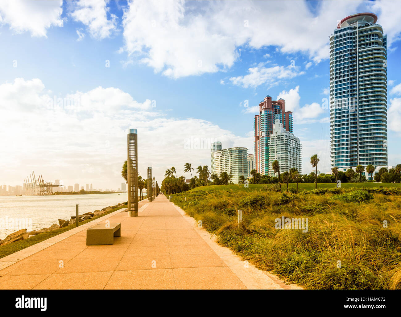 La vue sur un parc de South Pointe à South Beach, Miami Beach, Florida, USA. Banque D'Images