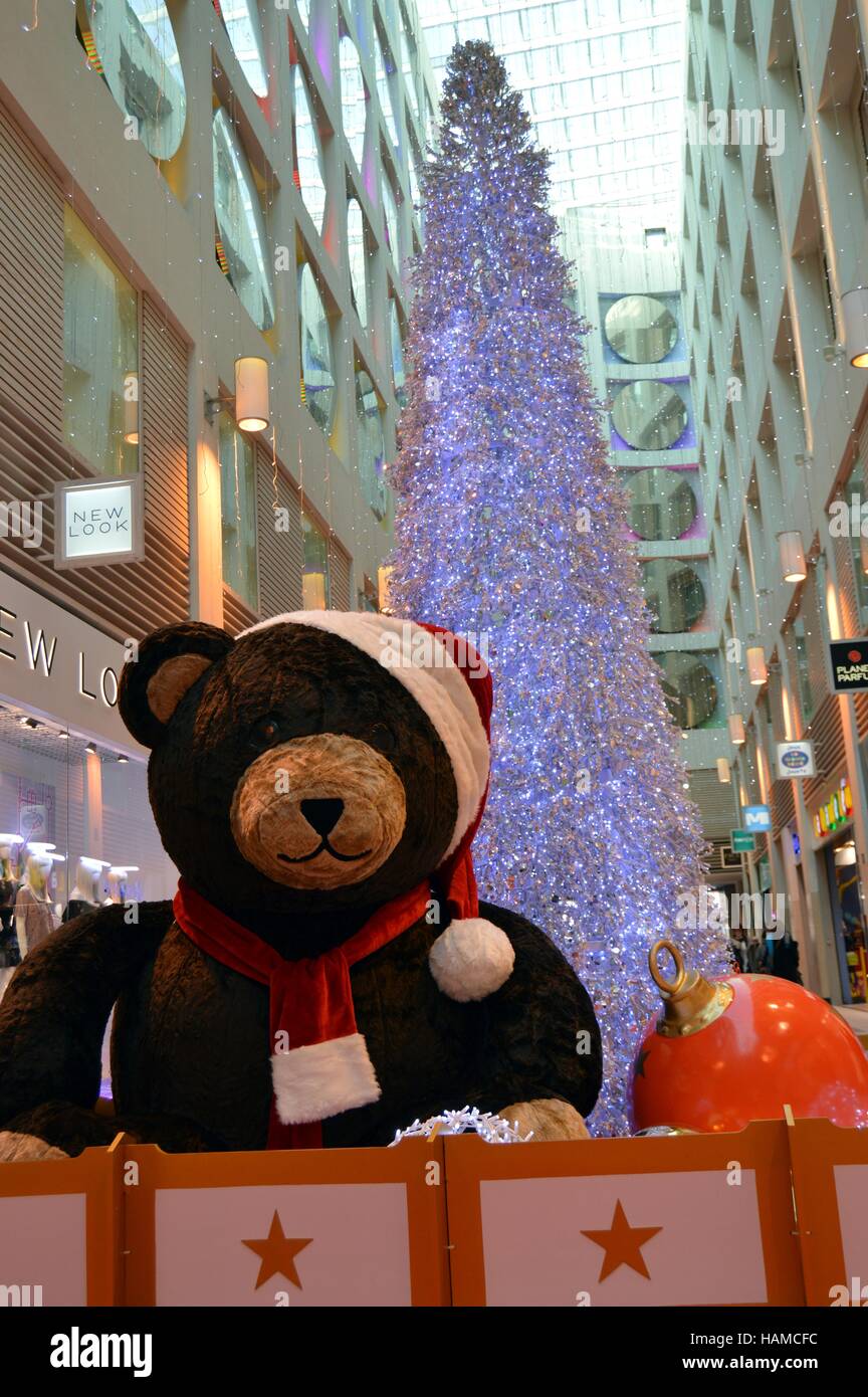 Ours en peluche brun avec une balle et un arbre de Noël Banque D'Images
