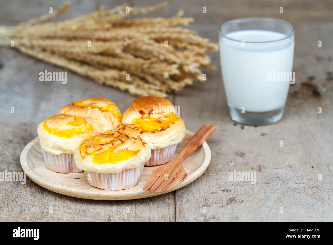 Fils d'or Muffin avec fourche en bois et le lait sur la table en bois. Dessert thaïlandais appeler Foi Thong. Banque D'Images