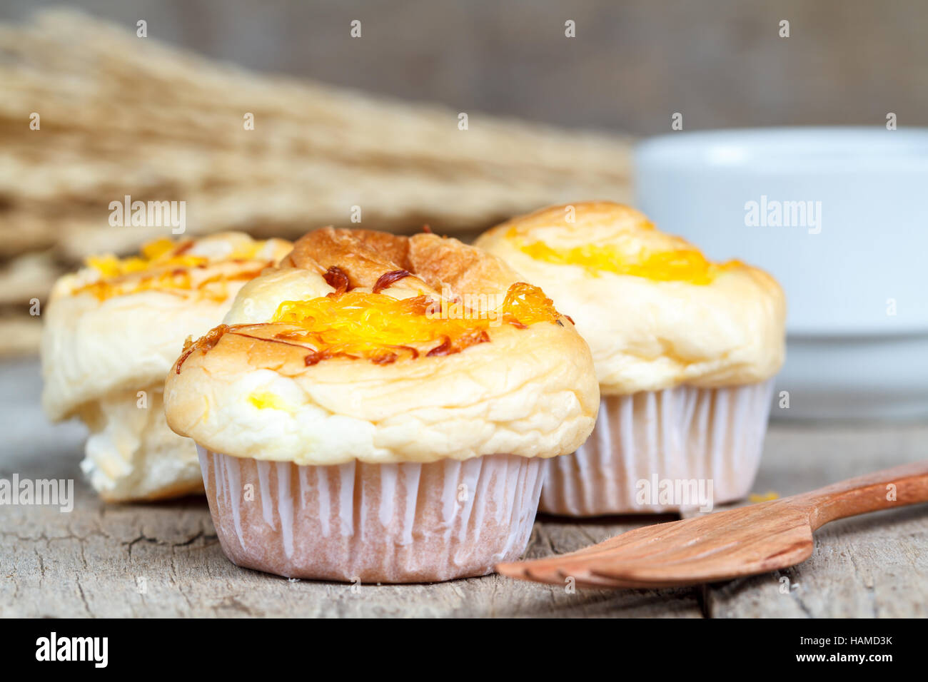 Fils d'or Muffin avec fourche en bois et du café noir sur la table en bois. Dessert thaïlandais appeler Foi Thong. Banque D'Images