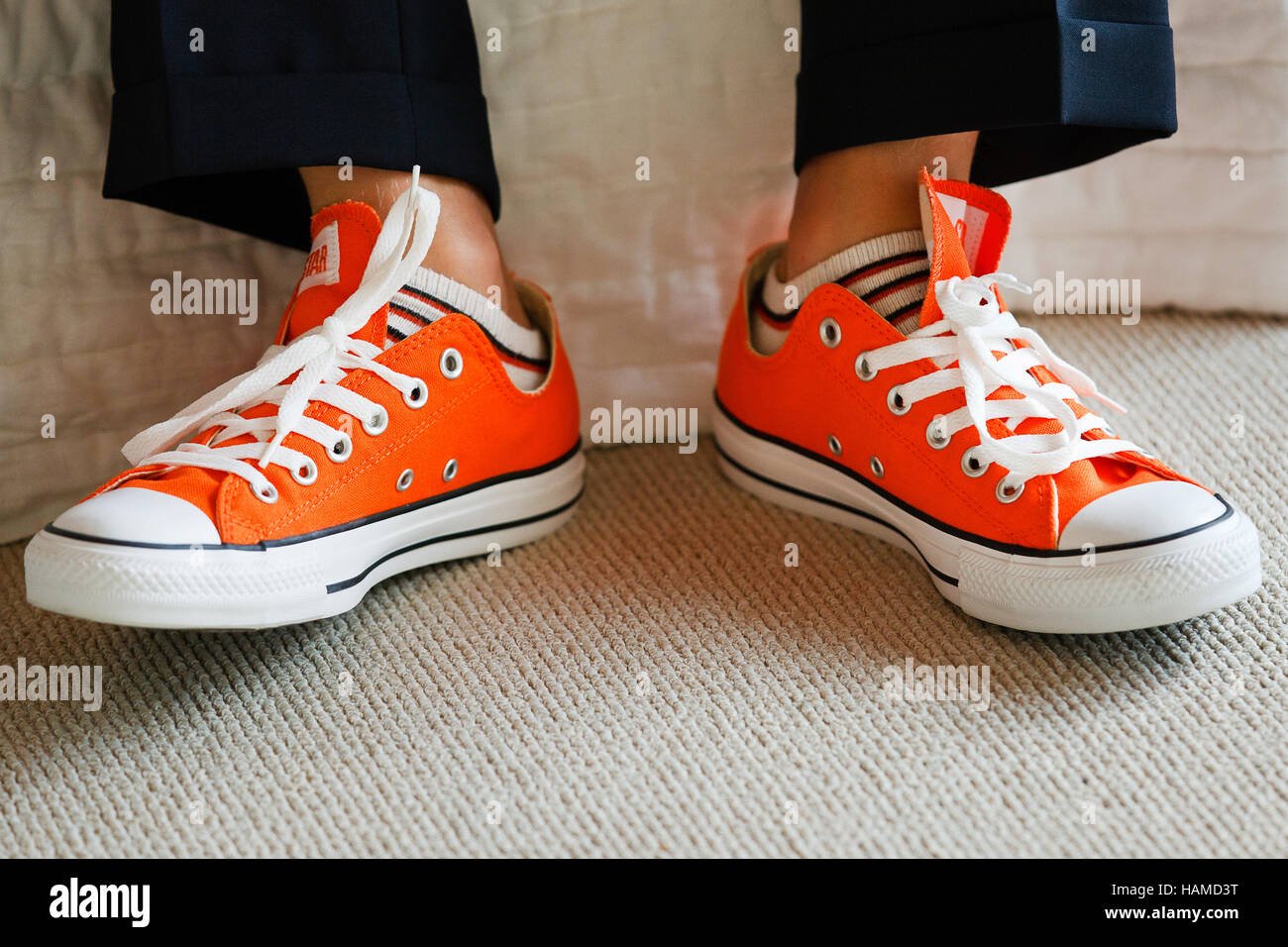 Garçon en costume et chaussures Converse orange Photo Stock - Alamy