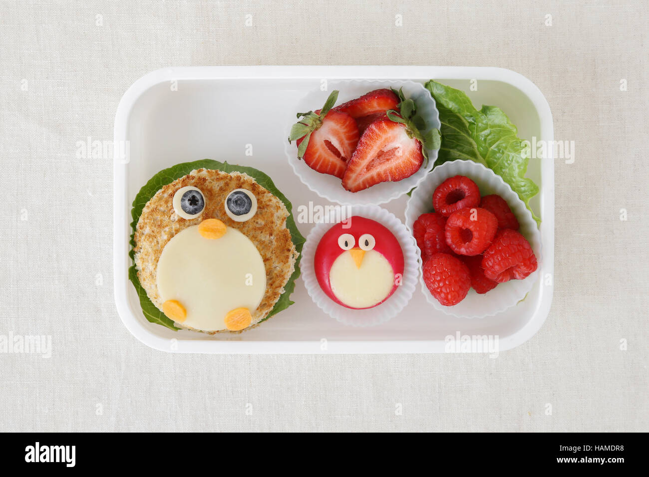 Boîte à lunch saine penguin, fun food art pour enfants Banque D'Images