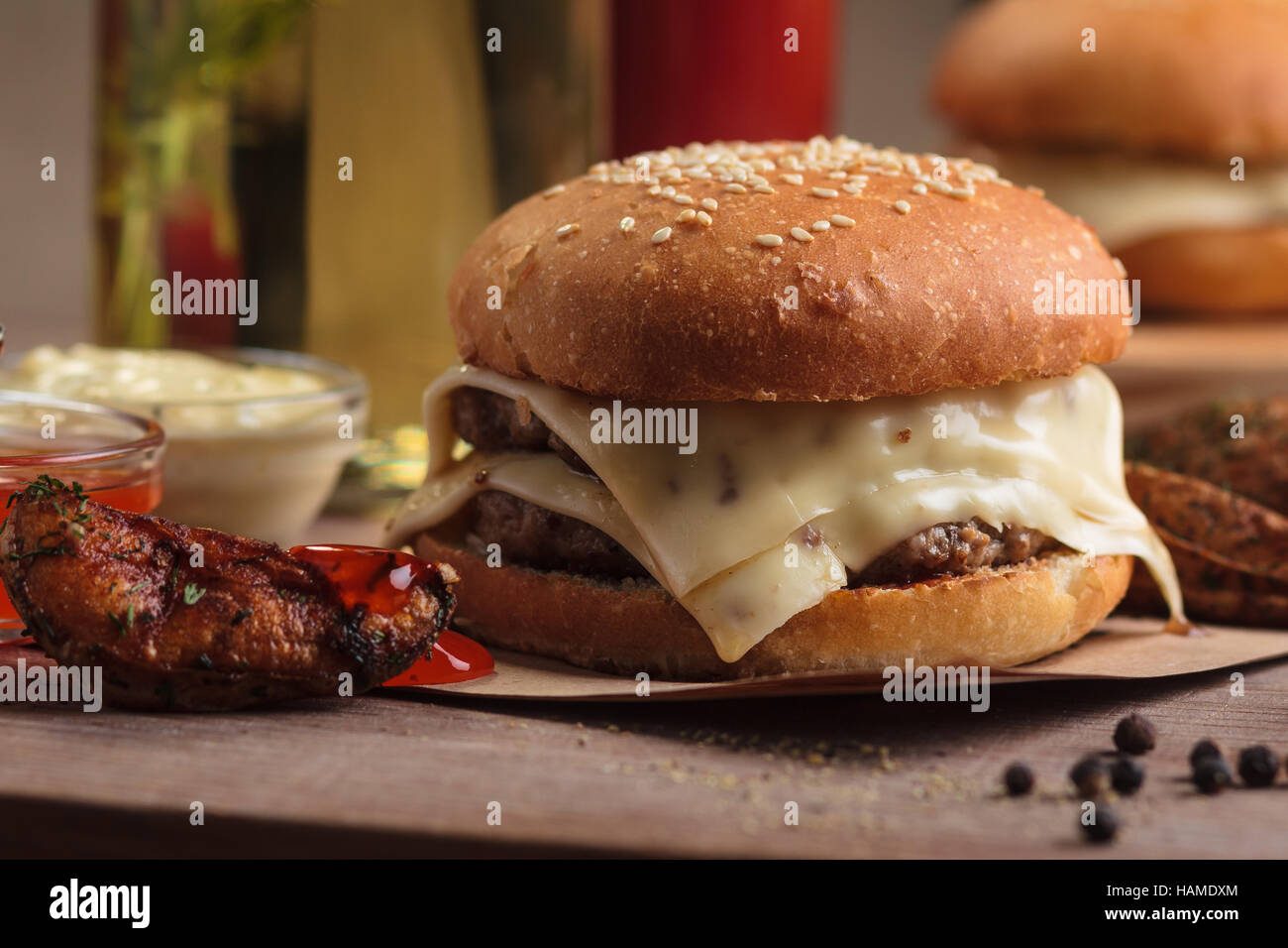 Concept : Les menus de restaurant, d'une saine alimentation, faits maison, gourmands, la gourmandise. Chambre double cheeseburger avec des ingrédients, des boissons et les quartiers de pommes de terre sur moi Banque D'Images