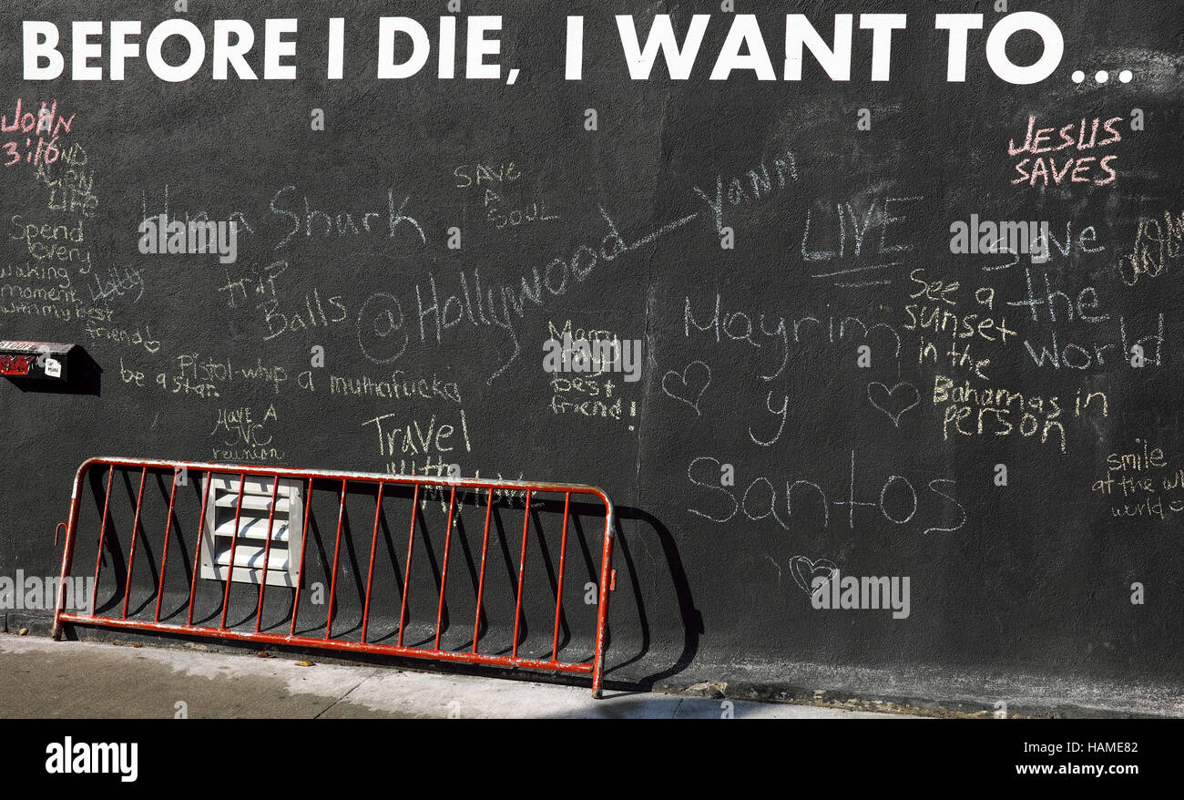 Tableau de communauté publique permettant aux gens d'écrire ce qu'ils veulent faire avant de mourir. Cleveland, Ohio, United States. Banque D'Images