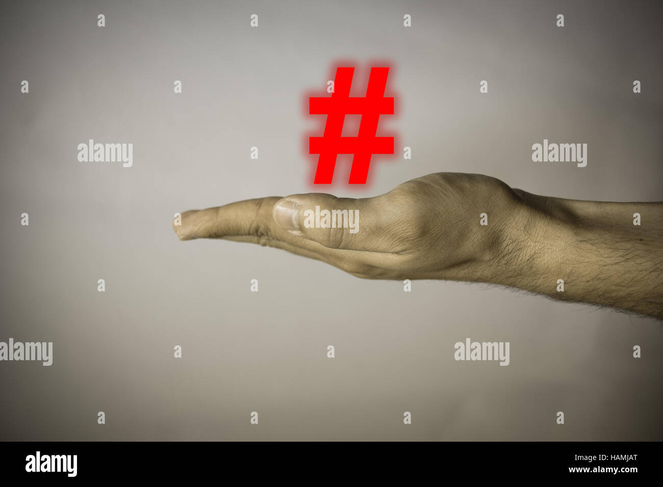 Main humaine sur fond vintage avec symbole social Banque D'Images