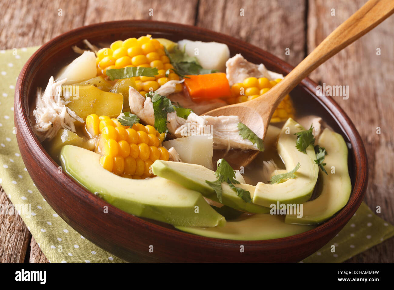 Cuisine sud-américaine l'ajiaco fermer soupe dans un bol sur la table horizontale. Banque D'Images