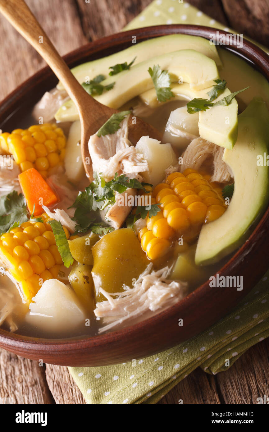 Cuisine colombienne : soupe de l'ajiaco close up dans un bol sur la table verticale. Banque D'Images