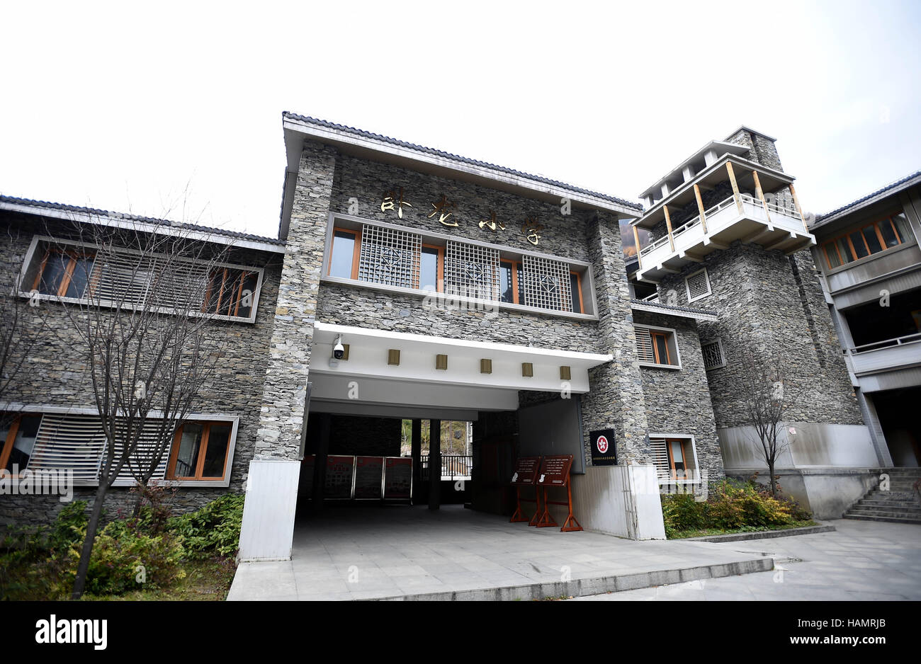 (161202) -- Chengdu, 2 décembre 2016 (Xinhua) -- Photo prise le 29 novembre 2016 montre l'école primaire de Wolong dans la réserve naturelle nationale de Wolong, dans le sud-ouest de la province chinoise du Sichuan. Près de 200 projets de reconstruction ont été entrepris par le gouvernement de Hong Kong, à un coût total de plus de 10 milliards de dollars de Hong Kong (1,29 milliards de dollars américains) à la suite de l'ampleur 8 séisme de Wenchuan qui a eu près de 70 000 personnes, selon un rapport publié par le gouvernement de Hong Kong à la fin de novembre. Ces projets ont été dispersés dans 12 villes et préfectures dans le Sichuan. Vingt-trois d'entre eux sont loca Banque D'Images