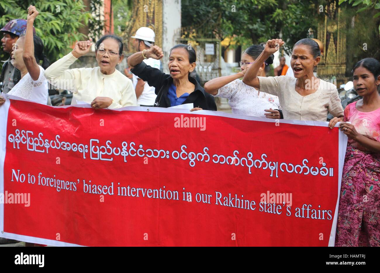 Sittwe, Myanmar. 2 Décembre, 2016. Après la vague de violence contre les musulmans dans l'État de Rakhine au Myanmar, des femmes démontrer lors de l'arrivée du secrétaire général des Nations Unies, Kofi Annan, à l'aéroport de Sittwe, Myanmar, 2 décembre 2016. Annan dirige une commission chargée par le gouvernement pour enquêter sur les événements qui ont débuté en novembre. Plus de 80 personnes sont mortes et des centaines de maisons de musulmans ont été incendié lors des purges par les forces de sécurité. Des milliers de musulmans ont fui au Bangladesh. Photo : Verena Hölzl /afp/Alamy Live News Banque D'Images