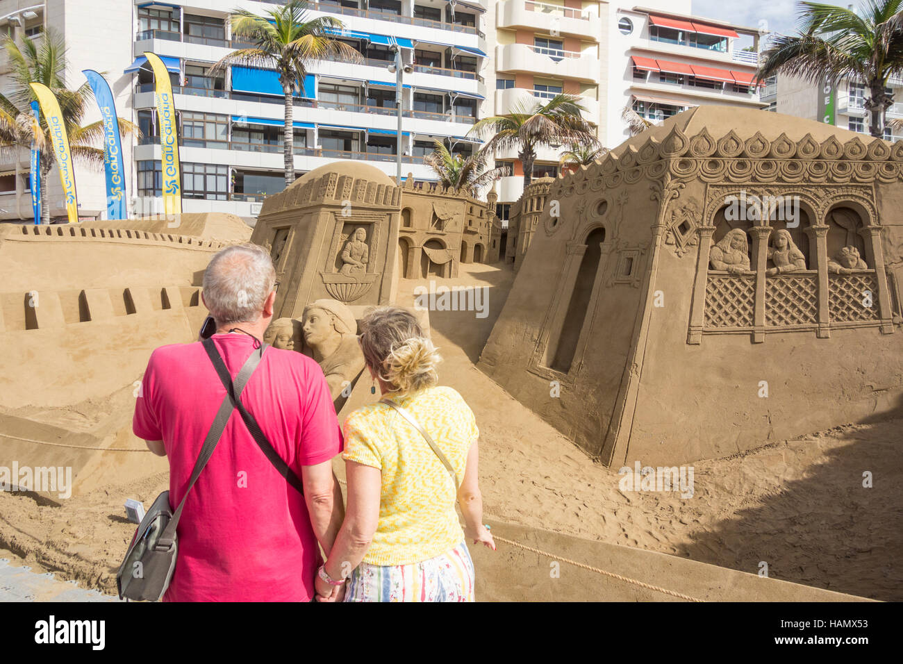 Las Palmas, Gran Canaria, Îles Canaries, Espagne. 2 Décembre, 2016. Les habitants et les touristes visitant l'énorme (75x30m) crèche sculptée de sable sur la plage de la ville avec la température en milieu de matinée avec un bond de 28 degrés Celsius. Credit : Alan Dawson News/Alamy Live News Banque D'Images