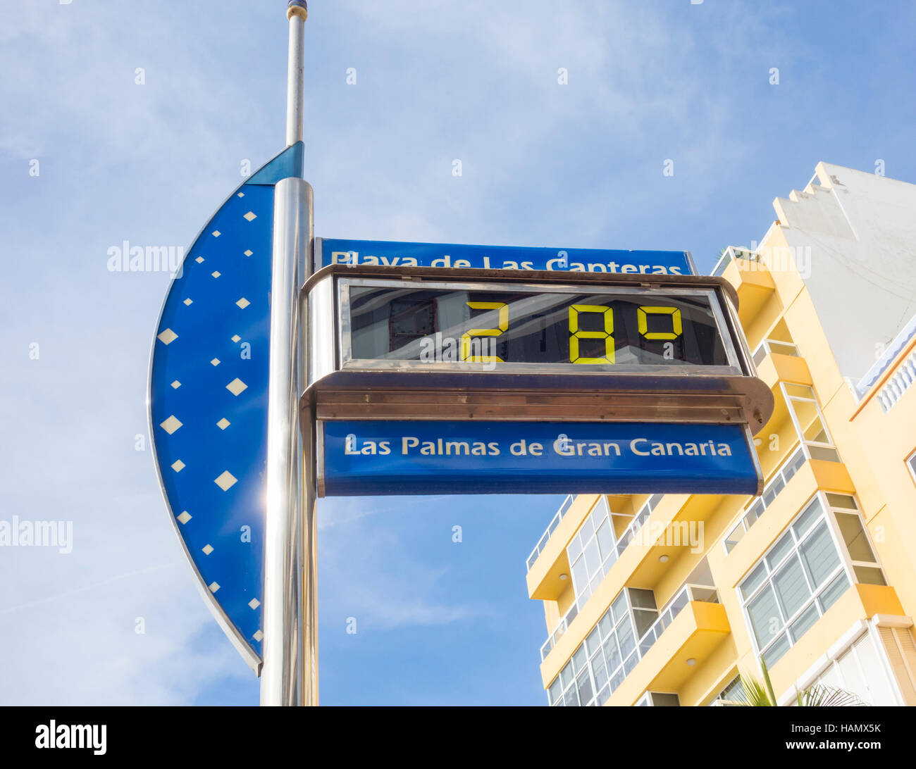 Las Palmas, Gran Canaria, Îles Canaries, Espagne. 2 Décembre, 2016. Les habitants et les touristes visitant l'énorme (75x30m) crèche sculptée de sable sur la plage de la ville avec la température en milieu de matinée avec un bond de 28 degrés Celsius. Credit : Alan Dawson News/Alamy Live News Banque D'Images