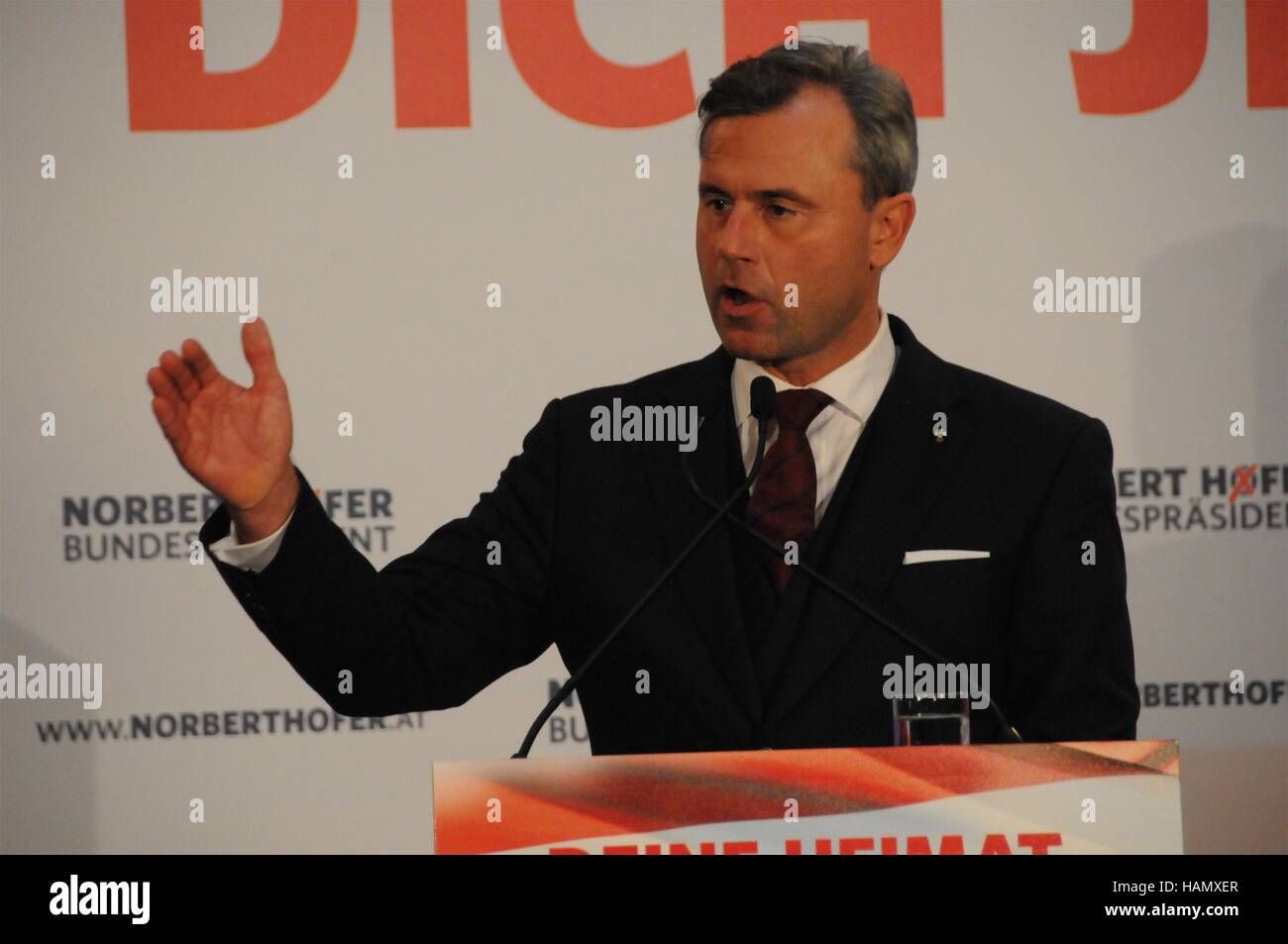 Vienne, Autriche. 2 Décembre, 2016. Candidat à la présidence autrichienne, l'Norbert Hofer, prononce un discours lors de son dernier rassemblement de campagne avant les élections présidentielles du pays, à la Bourse de Vienne à Vienne, Autriche, le 2 décembre 2016. Les Verts autrichiens candidat indépendant soutenu par Alexander Van der Bellen et l'Norbert Hofer a participé à leur troisième et dernier débat télévisé jeudi soir, avant une reprise de l'élection présidentielle de dimanche. Credit : Liu Xiang/Xinhua/Alamy Live News Banque D'Images