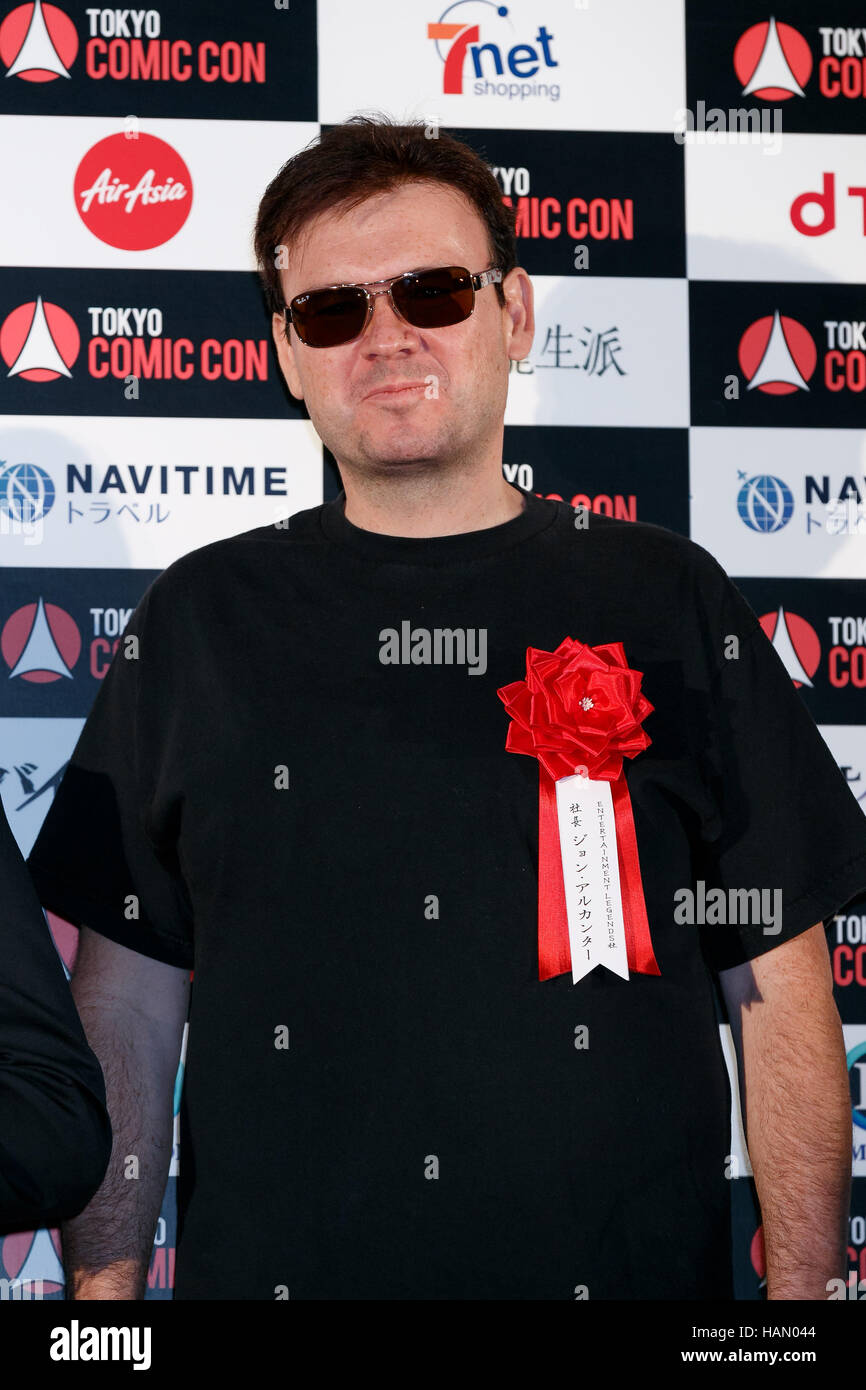 Tokyo, Japon. 2 Décembre, 2016. Légendes de divertissement le président John Alcantar pose pour les caméras pendant le tapis rouge pour le Comic Con de Tokyo au Makuhari Messe International Exhibition Hall le 2 décembre 2016, Tokyo, Japon. Tokyo's Comic Con fait partie de l'événement international Comic-Con de San Diego et se tiendra pour la première fois au Japon du 2 au 4 décembre 2016. Credit : Rodrigo Reyes Marin/AFLO/Alamy Live News Banque D'Images