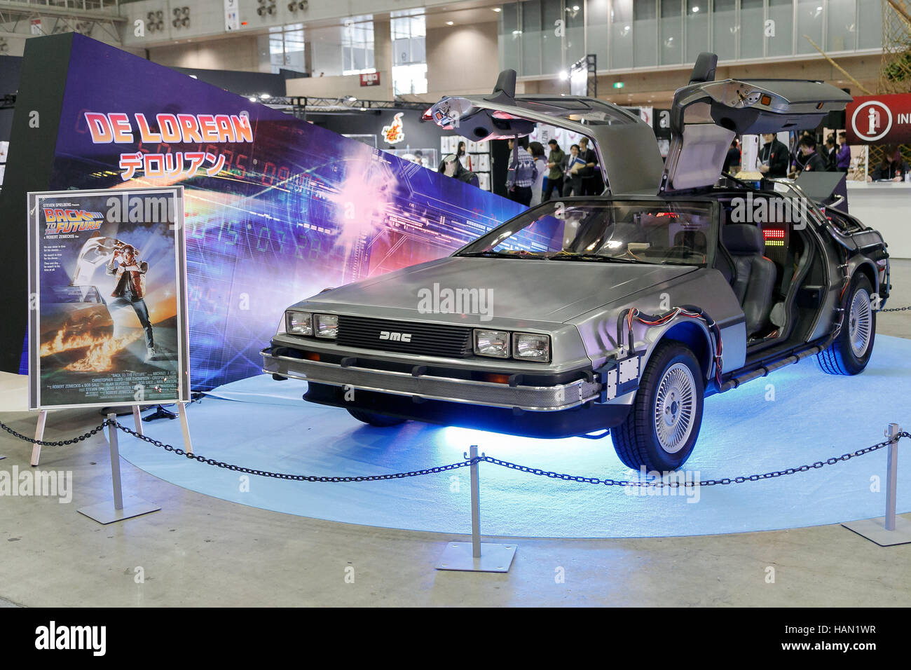 Tokyo, Japon. 2 Décembre, 2016. Une réplique de la voiture DeLorean de Retour vers le futur sur l'affichage à Tokyo le Comic Con à Makuhari Messe International Exhibition Hall le 2 décembre 2016, Tokyo, Japon. Tokyo's Comic Con fait partie de l'événement international Comic-Con de San Diego et se tiendra pour la première fois au Japon du 2 au 4 décembre 2016. Credit : Rodrigo Reyes Marin/AFLO/Alamy Live News Banque D'Images